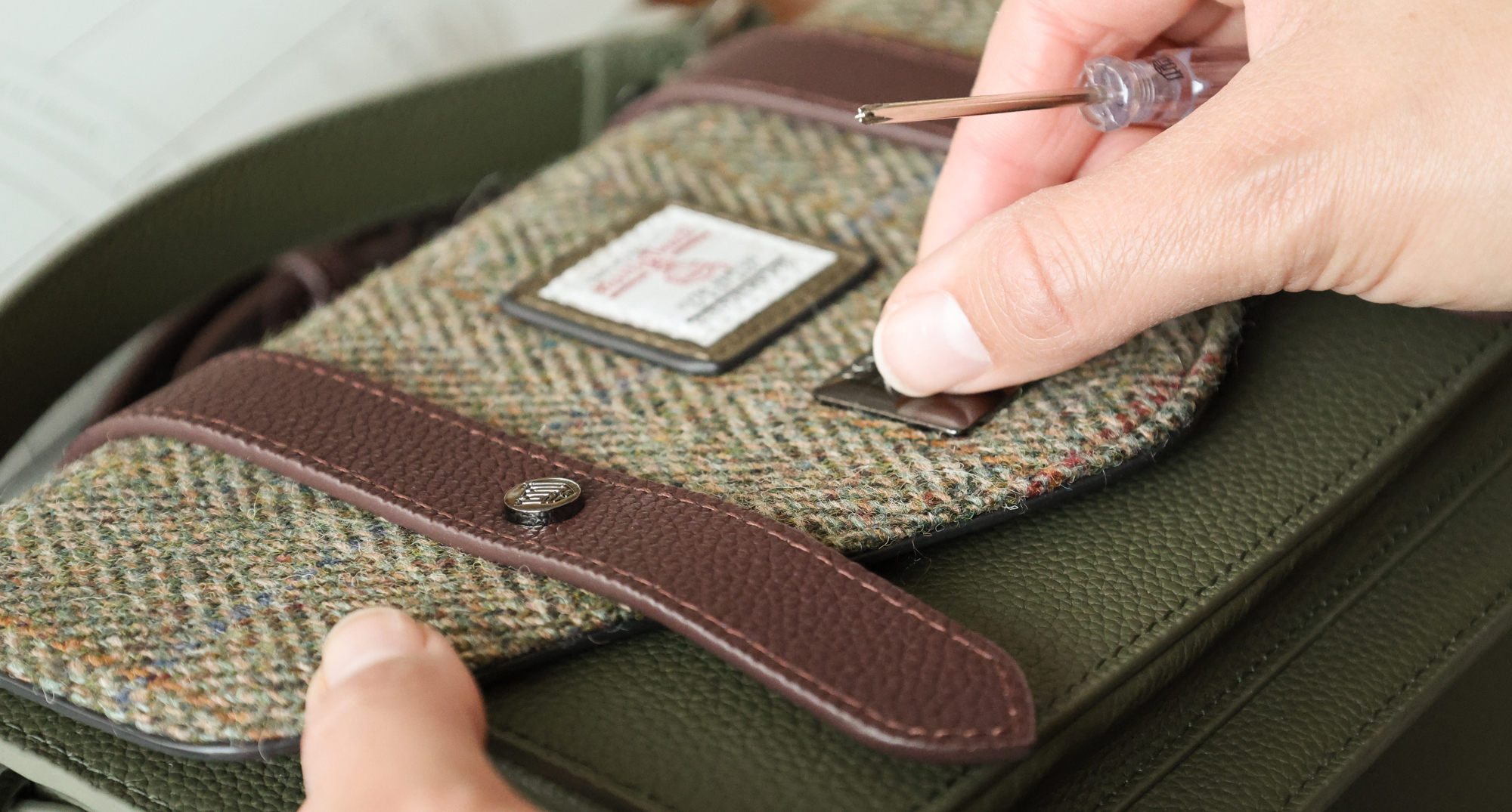 Screwing the parts of the handbag together